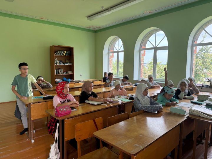 Үзәк китапханә хезмәткәрләре лагерьда кунакта
